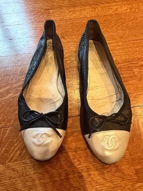 CHANEL Black Leather Ballet Flats with Cream Cap Toe and Bow